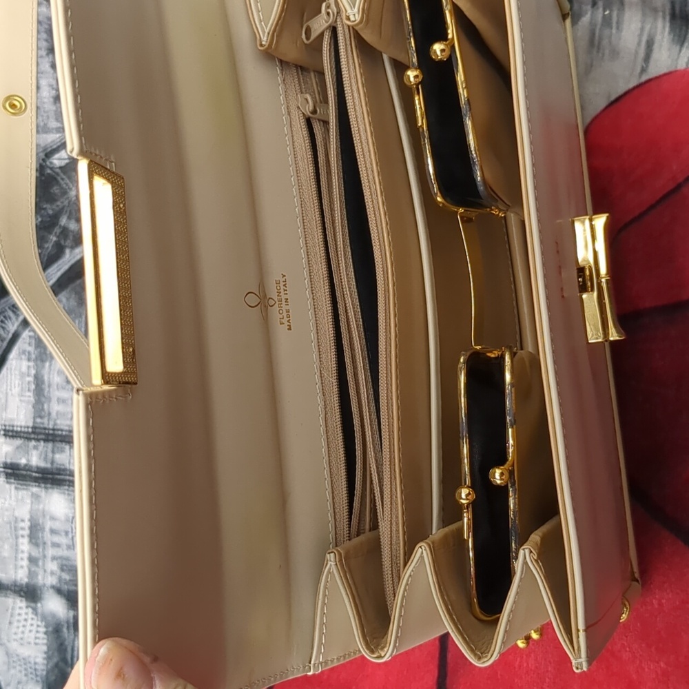 Elegant Cream Shoulder Bag with Gold Accents - Picture 16 of 16